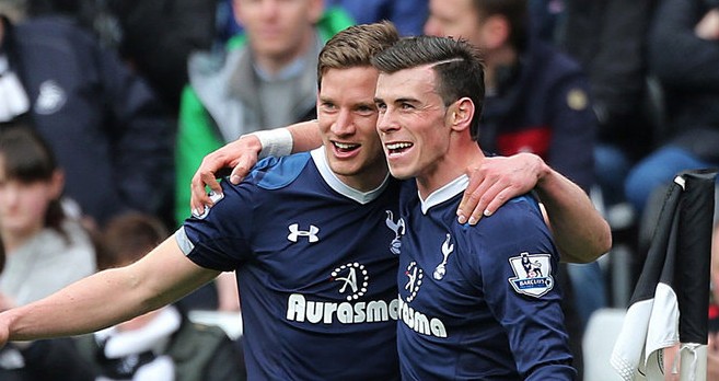 亚泰为客场全勤球迷颁发纪念证书，谭龙、徐浩峰等人参与颁奖